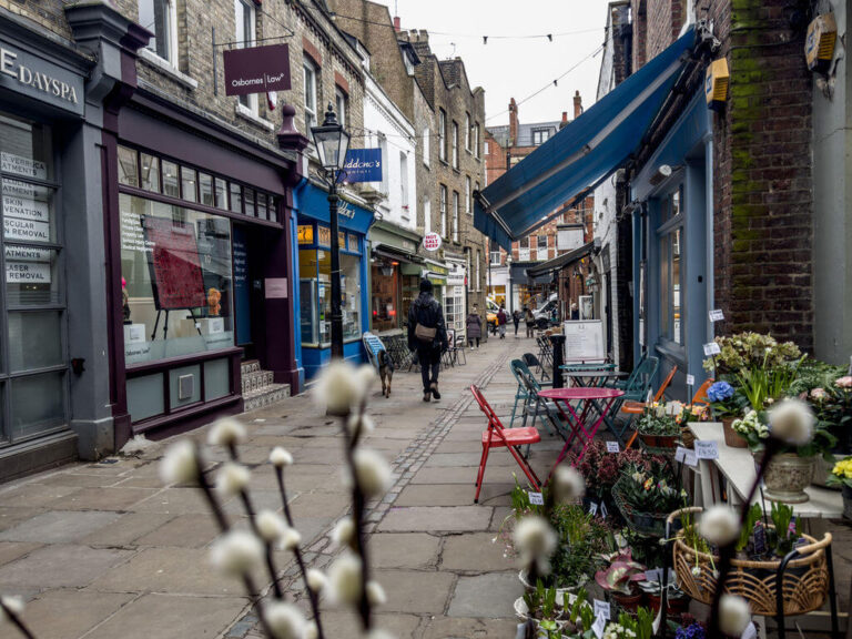 How to Choose a Commercial Property Purchase Lawyer for Your Investment or Business Acquisition